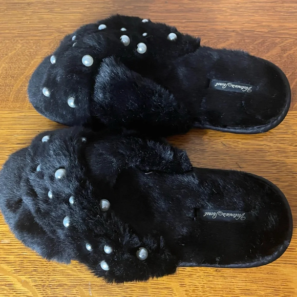Victoria’s Secret Women’s Slippers Black Slides Faux Fur Pearl Accent Large 9/10 - Picture 4 of 8